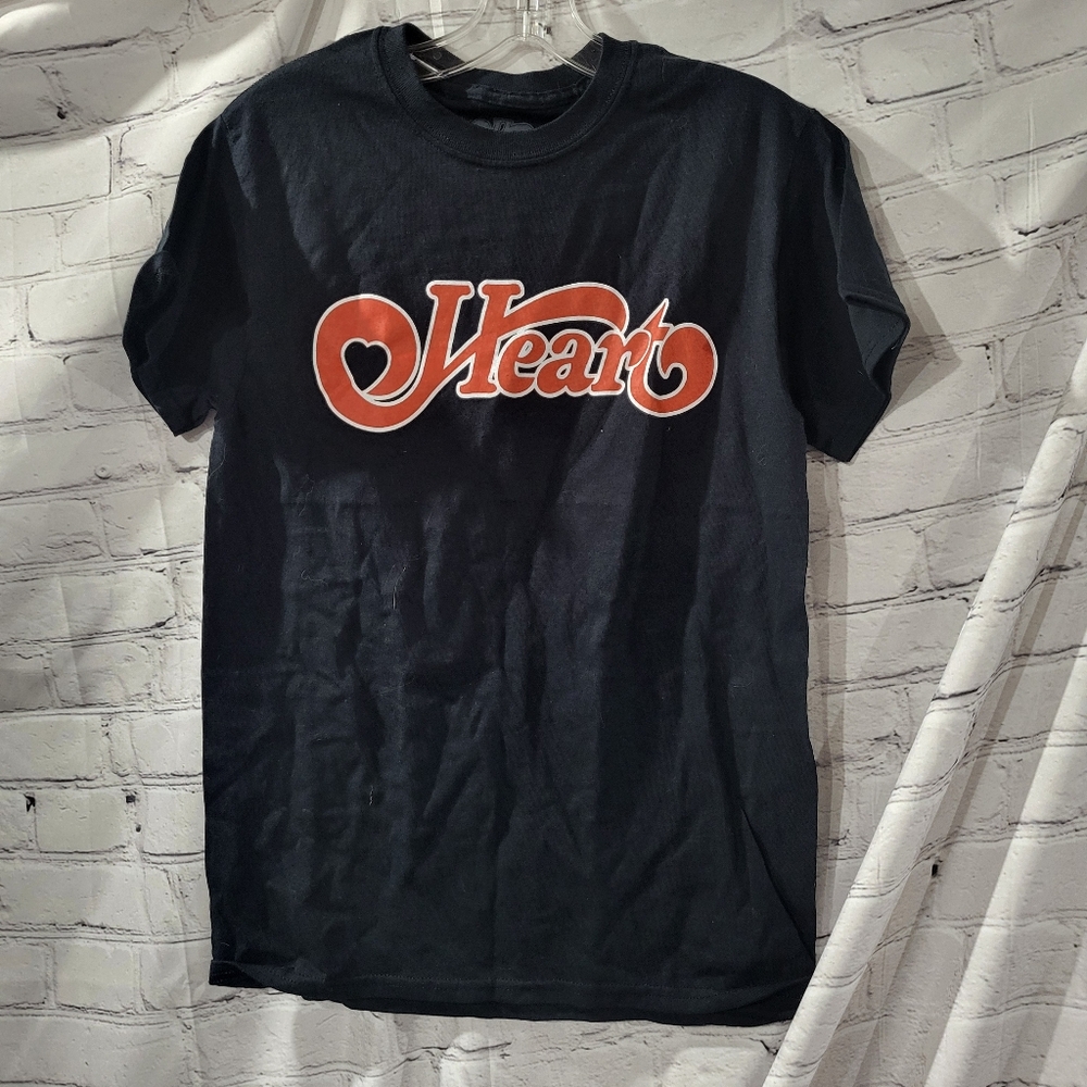 Heart Graphic Black tour  T-Shirt